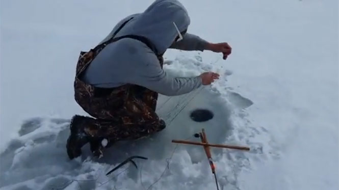 To ψάρεμα στον πάγο είχε την πιο απρόσμενη εξέλιξη (video)