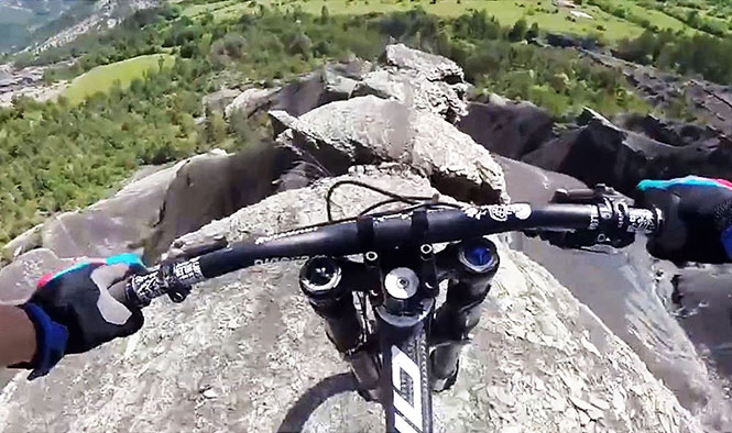 Mountain biker σε μια κούρσα «αυτοκτονίας» που κόβει την ανάσα (Video)