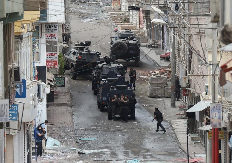 Βίντεο-ντοκουμέντα: Ο τουρκικός Στρατός ισοπεδώνει τις πόλεις της ΝΑ Τουρκίας – “Άφωνη” η ΕΕ με τα “επιτεύγματα” του υποψήφιου μέλους της