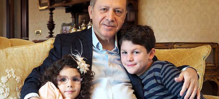 Ο Ερντογάν σε οικογενειακές στιγμές αγκαλιά με τα εγγόνια του! [φωτό]