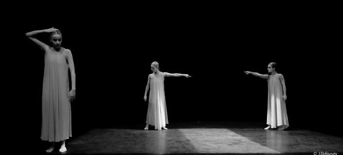 «Κοίτα μέσα»: Μια παράσταση χορού-ψυχογραφίας στο θέατρο Άβατον (φωτό, βίντεο)