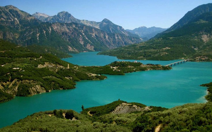 Λίμνη Κρεμαστών: Η μεγαλύτερη τεχνητή λίμνη της Ελλάδας με τα γαλαζοπράσινα νερά (φωτό)