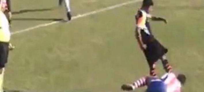 Τούρκος ποδοσφαιριστής δίνει κλωτσιά “θανάτου” στον πεσμένο αντίπαλο του! (βίντεο)