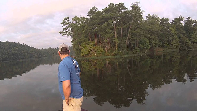 Δύο άνδρες βγήκαν για ψάρεμα σε ένα ποτάμι αλλά έκαναν την πιο αναπάντεχη ψαριά (video)