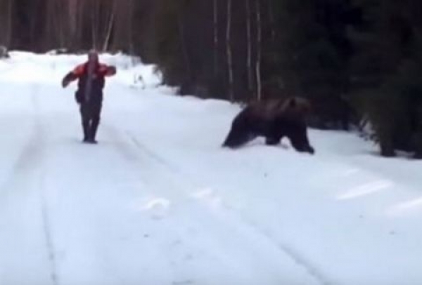 Του επιτίθεται αρκούδα…  και την κάνει να το βάλει στα πόδια! (βίντεο)