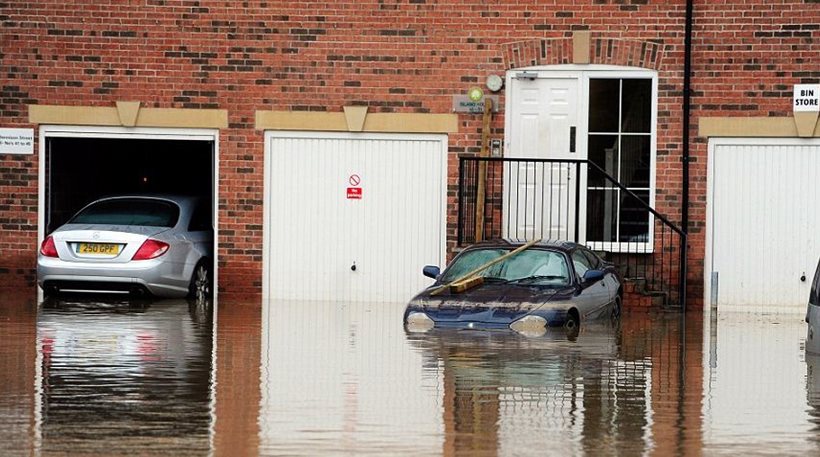 Βρετανία: Οι πλημμύρες έχουν “πνίξει” το Λίντς που ζητάει βοήθεια από τον Κάμερον [φωτό]