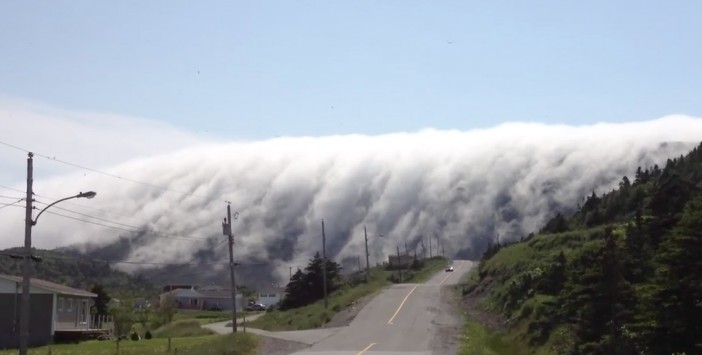 Εντυπωσιακό φαινόμενο: Τα σύννεφα που κατεβαίνουν σαν καταρράκτης από το βουνό! (βίντεο)