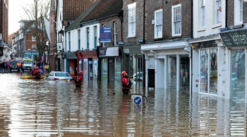 Σε συναγερμό βρίσκεται ολόκληρη η Βρετανία για την καταιγίδα Φρανκ που θα “χτυπήσει” την Τετάρτη