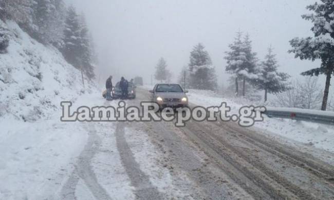 Χιόνια σε Καρπενήσι Τυμφρηστό και Δομοκό – Αναμένεται να χιονίσει και μέσα στην πόλη της Λαμίας