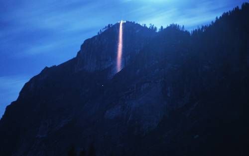 Ο εντυπωσιακός καταρράκτης φωτιάς στο εθνικό πάρκο Yosemite των ΗΠΑ (φωτό)