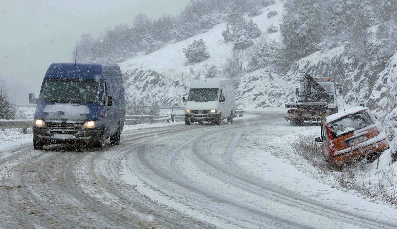 Στην “κατάψυξη” όλη η χώρα – Έπεσαν οι πρώτες νυφάδες χιονιού στο κέντρο της Αθήνας – Που θα χτυπήσει η κακοκαιρία τις επόμενες ώρες