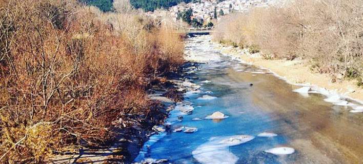 Ξάνθη: Πάγωσε ο ποταμός Κόσυνθος τα ξημερώματα της Πρωτοχρονιάς (φωτό)