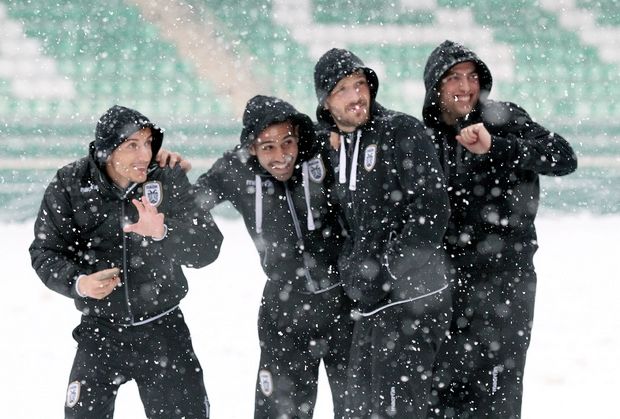 Χιονοπόλεμο… αντί για ποδόσφαιρο έπαιξαν στη Ξάνθη!