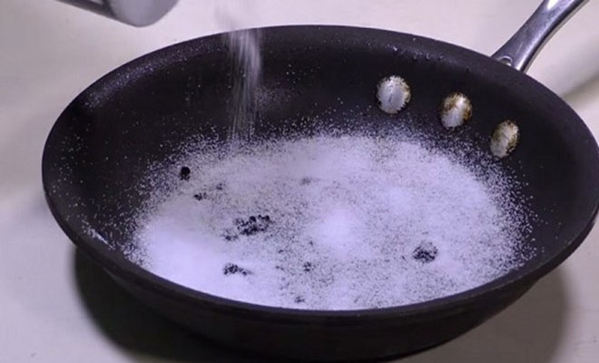 Γεμίζει το τηγάνι με πολύ αλάτι – Αυτό είναι ιδιοφυές! (vid)