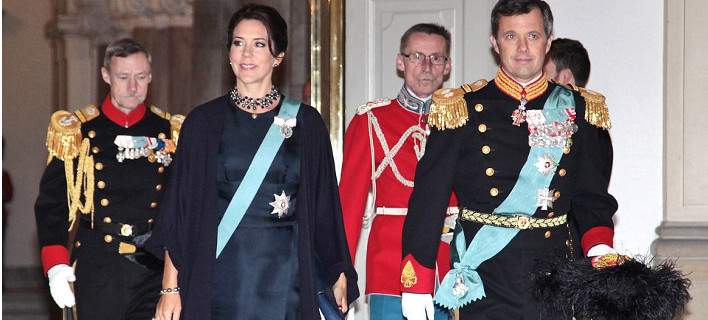 Γιατί η πιο καλοντυμένη γαλαζοαίματη της Ευρώπης είναι η πριγκίπισσα της Δανίας (φωτό)