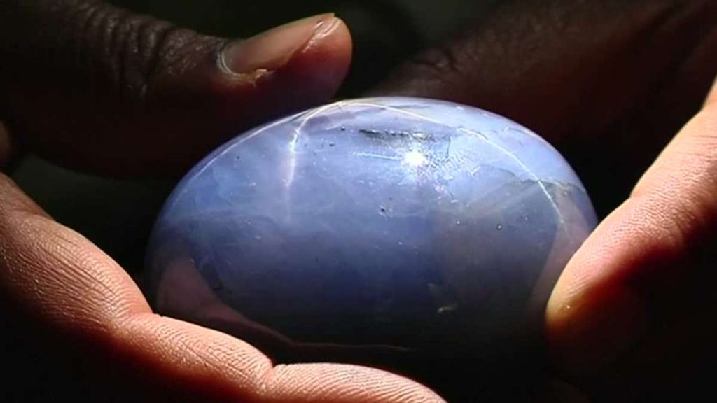 1.404,49 καράτια: Αυτό είναι το μεγαλύτερο μπλε ζαφείρι στον πλανήτη (βίντεο)