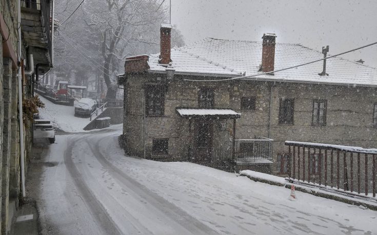 Έντονη χιονόπτωση στο Μέτσοβο- Δείτε φωτογραφίες