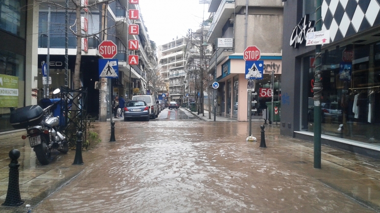 Πλημμύρισαν κεντρικοί δρόμοι της Λάρισας