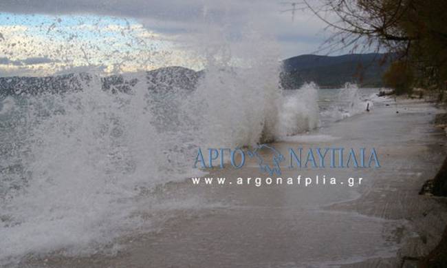 Κακοκαιρία: Η θάλασσα βγήκε στη στεριά στο Ναύπλιο [φωτό, βίντεο]