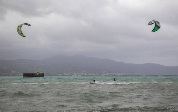 Οι λάτρεις του kite surfing απόλαυσαν τα μεγάλα κύματα στην Καλαμάτα [βίντεο]