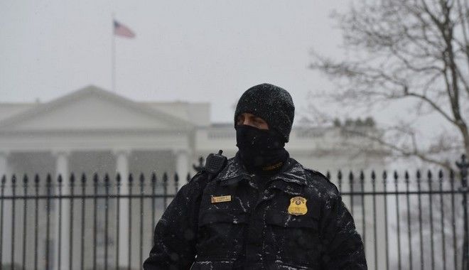 Οι πρώτες νιφάδες του Snowzilla πέφτουν στην Ουάσιγκτον: Συστήνεται παύση κυκλοφορίας στους πολίτες