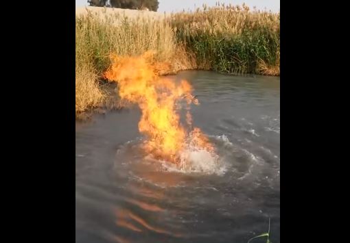 Η στιγμή που λίμνη πήρε φωτιά! [βίντεο]