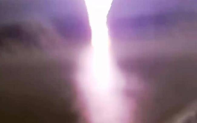 Τρομακτικό: Τους χτύπησε κεραυνός καθώς βιντεοσκοπούσαν καταιγίδα (video)