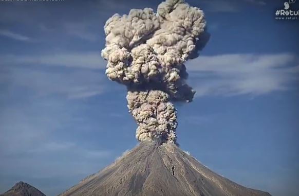 Βρυχάται το Κολίμα: Τεράστια νέφη στάχτης και τέφρας εκτοξεύει το ηφαίστειο στο Μεξικό (vid)