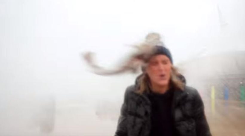 Δείτε βίντεο: Ψάρι εκσφενδονίζεται στο κεφάλι κοπέλας λόγω κύματος!