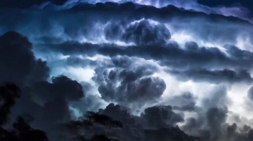 Τύφλα να έχουν τα ειδικά εφέ: Δείτε την δύναμη της φύσης σε μία τρομακτική καταιγίδα (vid)