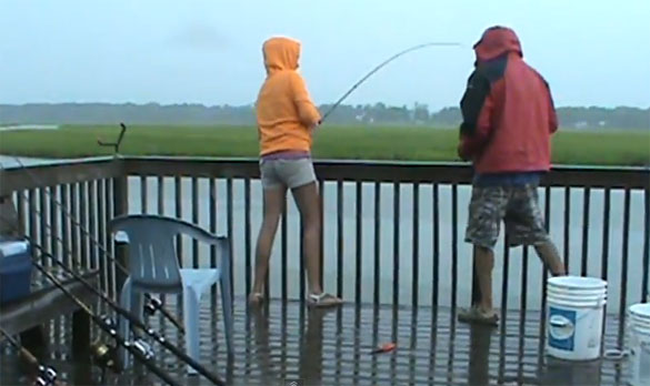 Δείτε τι έπαθε η κοπέλα ενώ ψάρευε… ανέμελη (βίντεο)