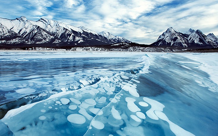 Ταξίδι στην παγωμένη λίμνη με τις φυσαλίδες- Απόκοσμες εικόνες από τον Καναδά… (φωτό)
