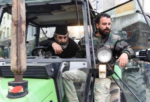 viral ο παπάς αγρότης πάνω στο τρακτέρ στην Πάτρα