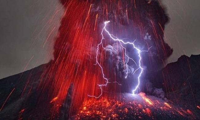 Ιαπωνία: Κεραυνοί και λάβα σε έκρηξη ηφαιστείου! [βίντεο]