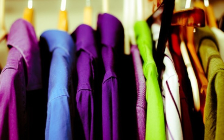Πώς θα κρατήσετε ζωντανά τα χρώματα στα ρούχα- Η λύση έρχεται από τη φύση!