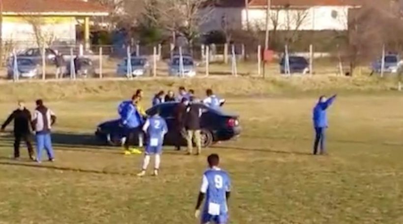 “Tρελό” σκηνικό σε γήπεδο στο Κιλκίς: Πήγαν να μεταφέρουν τραυματία ποδοσφαιριστή με… BMW, και δείτε τι έγινε! (βίντεο)