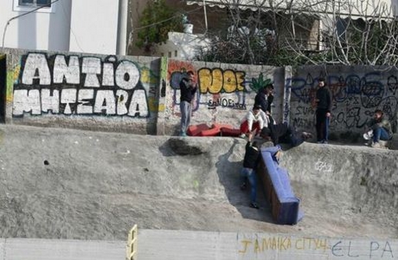 Ελληνική πρωτοτυπία: Μετέφεραν το… σαλόνι τους στο γήπεδο! (φωτο)
