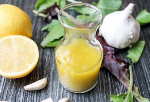 Πίνει λεμονάδα με σκόρδο… Μόλις δεις γιατί θα κάνεις ακριβώς το ίδιο!