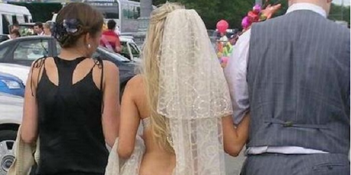 Αυτός ο γάμος μάλλον δεν έχει μέλλον: Μετά την εκκλησία γαμπρός και νύφη πλακώθηκαν στη μέση του δρόμου (vid)