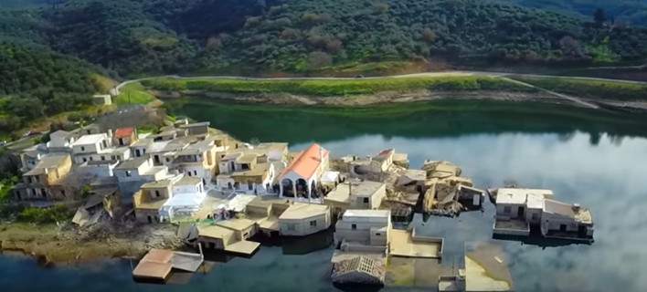 Σε κλίμα συγκίνησης η λειτουργία στην εκκλησία που είχε βυθιστεί σε νερά φράγματος στη Κρήτη (βίντεο)