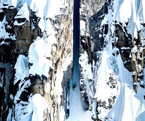 Η πιο επικίνδυνη κατάβαση με σκι σε κατακόρυφη χαράδρα της Αλάσκας (vid)