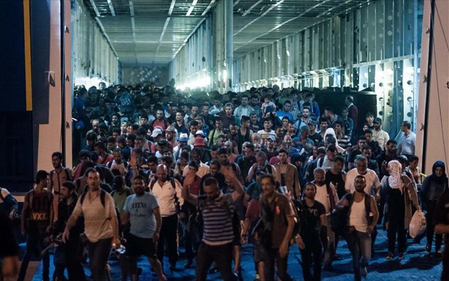 “Βουλιάζει” η Ελλάδα από λάθρο και πρόσφυγες – Οι Τούρκοι στέλνουν καραβιές και οι συνεργοί τους Σκοπιανοί κλείνουν τα σύνορα