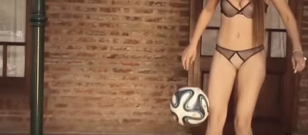 Τα κορίτσια δίνουν μια σέξι διάσταση στο ποδόσφαιρο! (βίντεο)