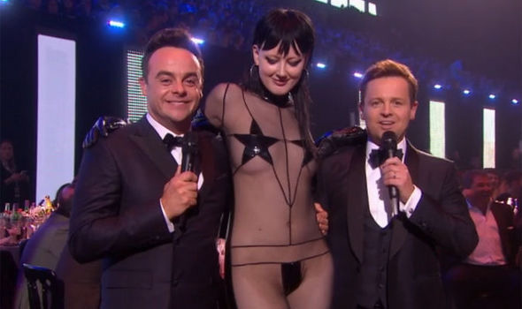Brit Awards: Η πιο…. γυμνή εμφάνιση που έγινε ποτέ σε βραβεία [φωτό-βίντεο]