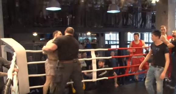 Ανεπανάληπτες σκηνές σε ρωσικό αγώνα μποξ που θυμίζουν τον…Βέγγο (βίντεο)