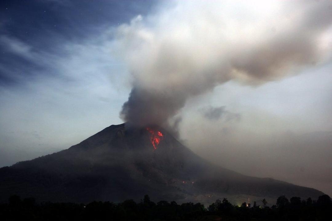 Το ηφαίστειο Σιναμπούγκ στη Σουμάτρα της Ινδονησίας εξερράγη δύο φορές [video]