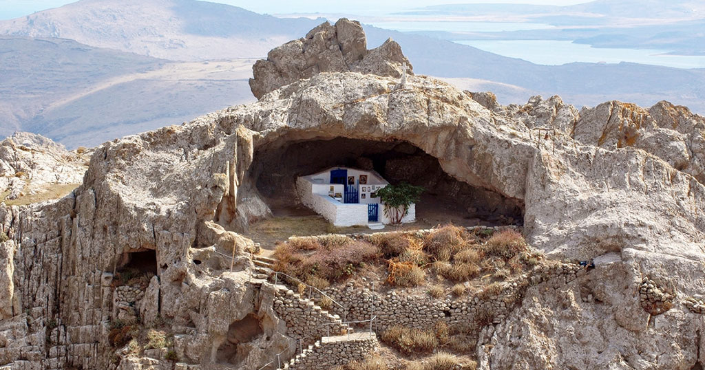 Η μοναδική παγκοσμίως άσκεπη εκκλησία, χτισμένη σε σπηλιά, βρίσκεται στη Λήμνο! (φωτό)