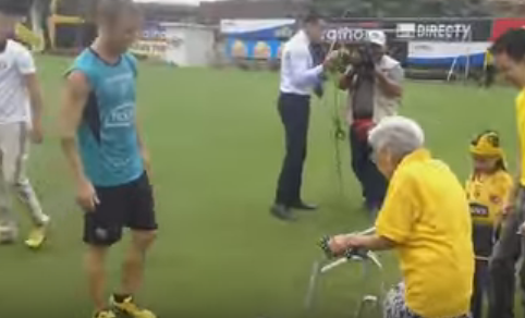 Σουτάκια έκανε με τους παίκτες στο Εκουαδόρ γιαγιά 102 χρόνων! (βίντεο)
