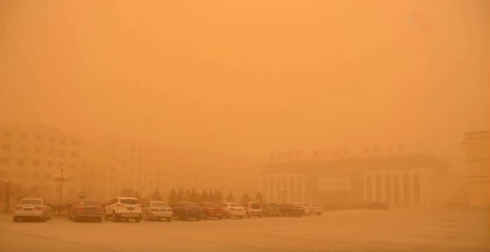 Ισχυρή κόκκινη αμμοθύελλα ”σάρωσε” πόλη της Μογγολίας (βίντεο)