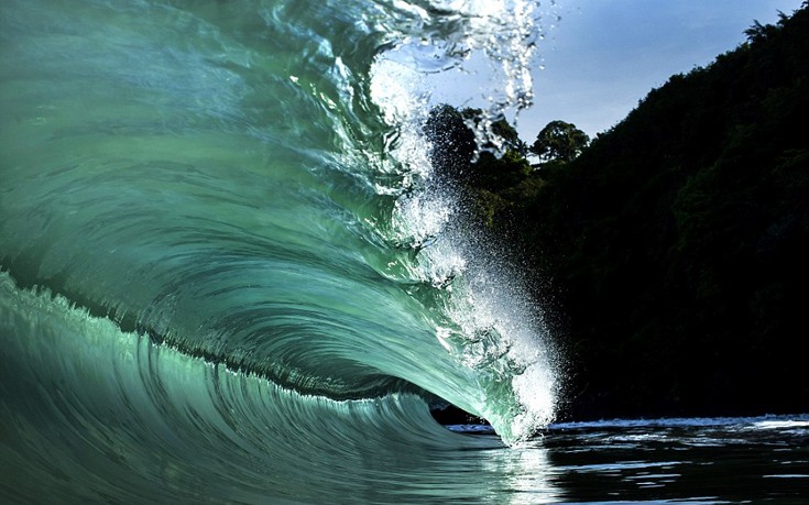 Κύματα που προκαλούν δέος σε παραδεισένιο νησί του Ειρηνικού! (φωτό)